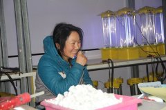 喜笑顏開的殺蟲燈組裝大姐