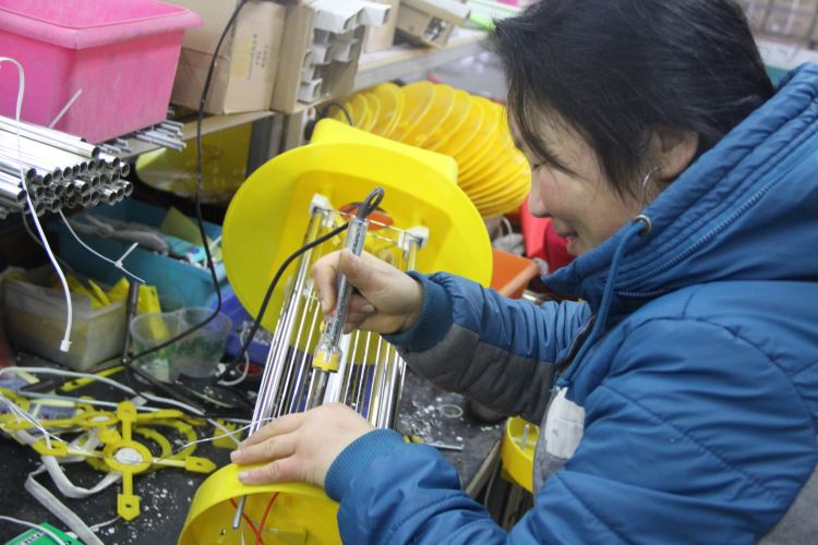 認(rèn)真工作的殺蟲(chóng)燈生產(chǎn)人員