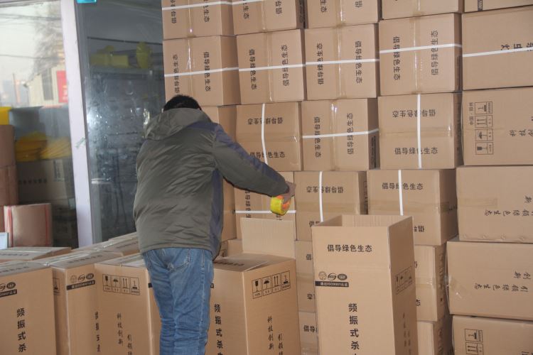 像小山峰一樣堆積的殺蟲燈