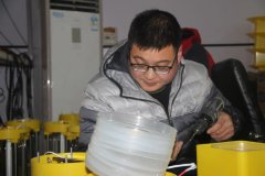 聚精會(huì)神工作的小伙子