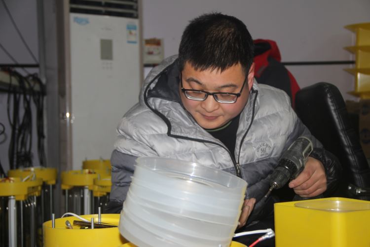 聚精會(huì)神工作的小伙子