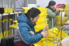 辛苦工作中的殺蟲燈組裝人員