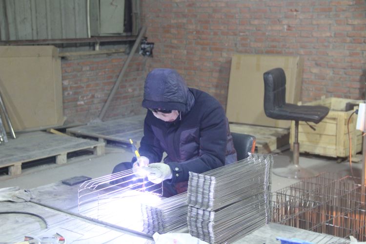 正在焊接高壓電網(wǎng)的工作人員