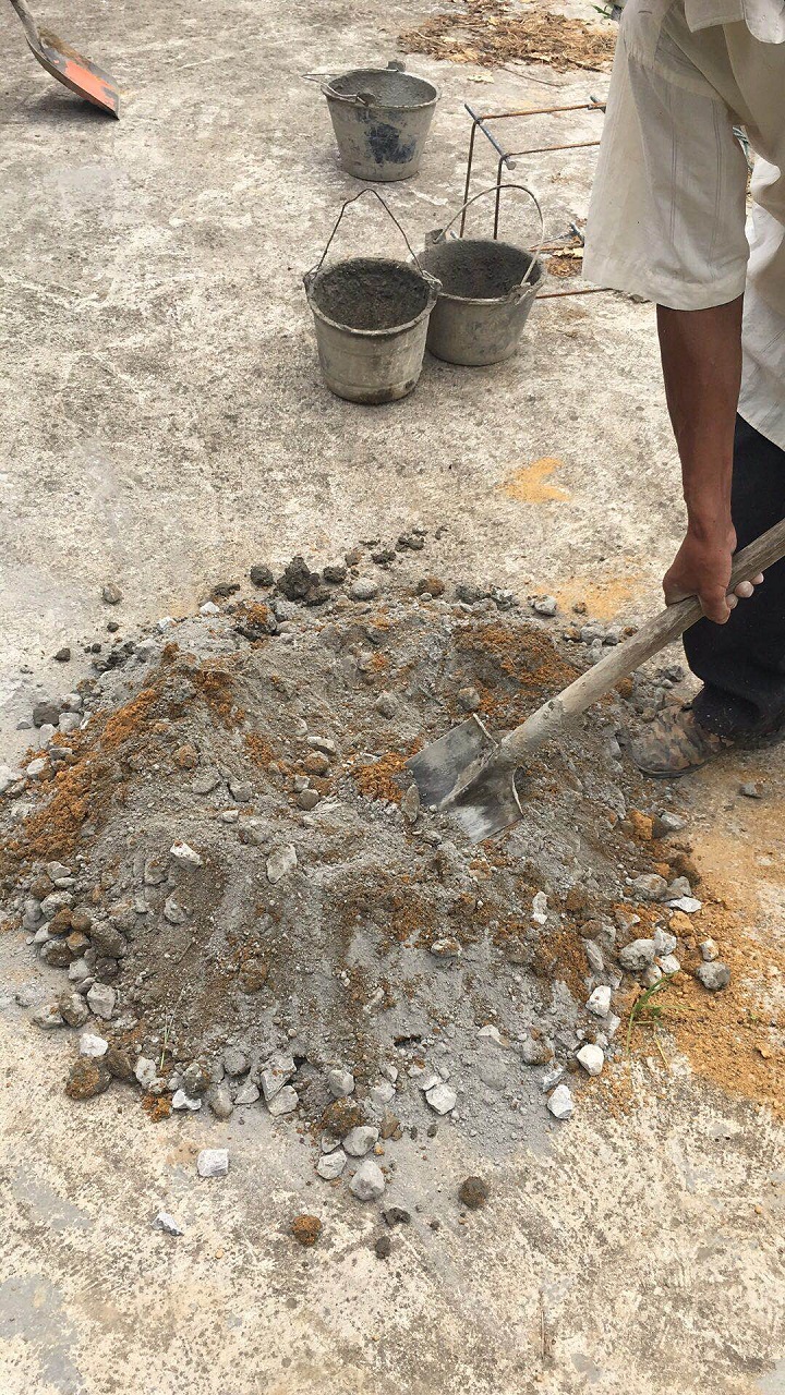 把砂石攪拌均勻