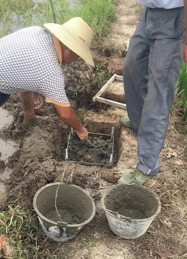 把地籠放到基坑內(nèi)，倒入攪拌均勻的砂石